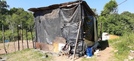 So siedeln sich Familien in den Vororten an… (Fotorechte David Lugo) Hütte